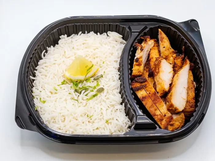 Grilled chicken breast with white rice and lemon